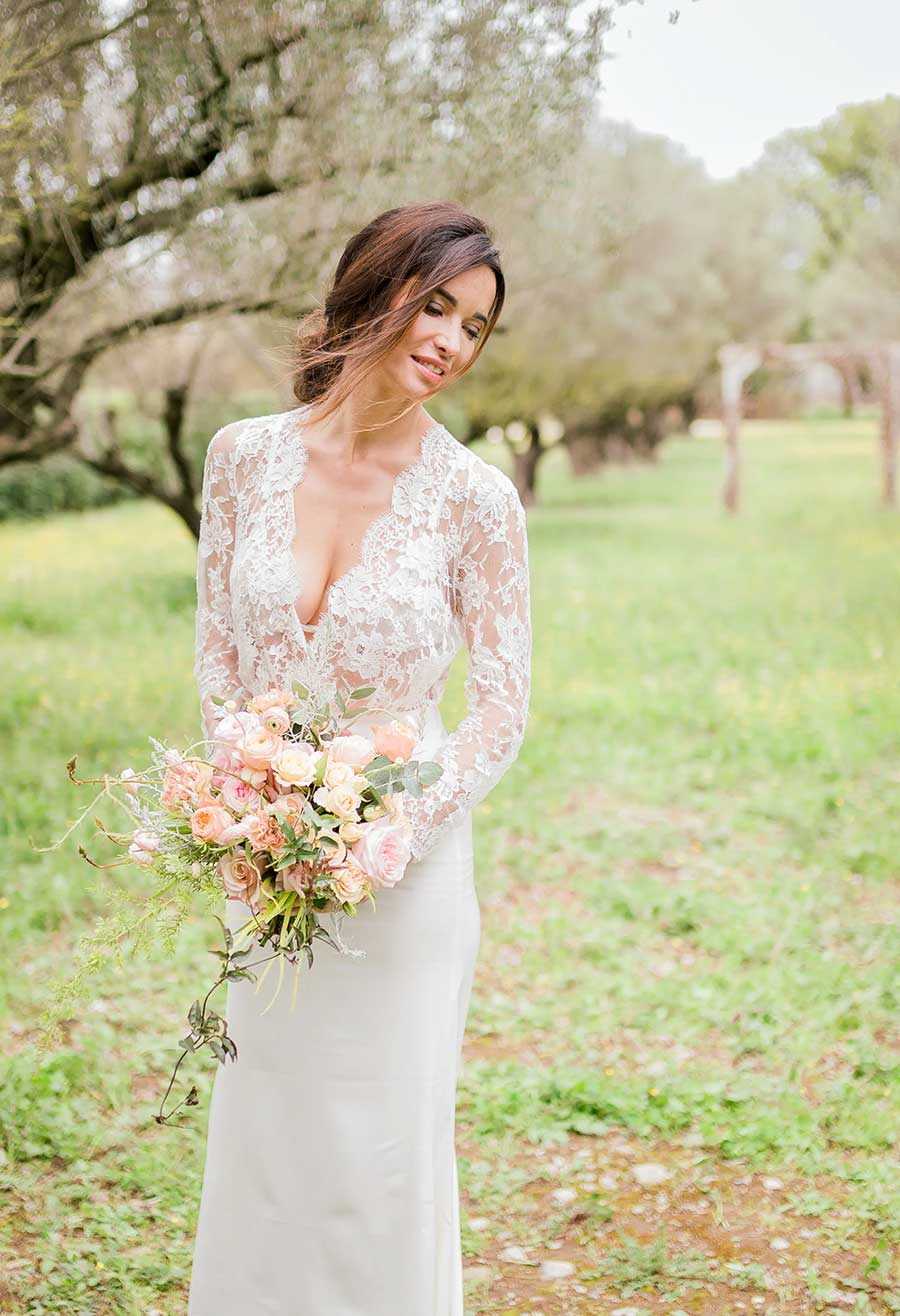 Mariée et son bouquet dans un parc, photographe de mariage Bretagne