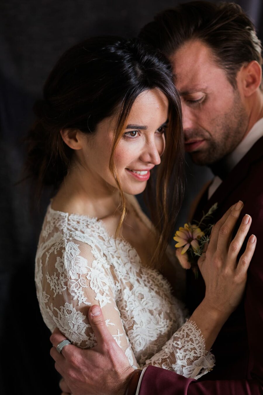 Portrait tendre de mariés, reportage de mariage Fine Art