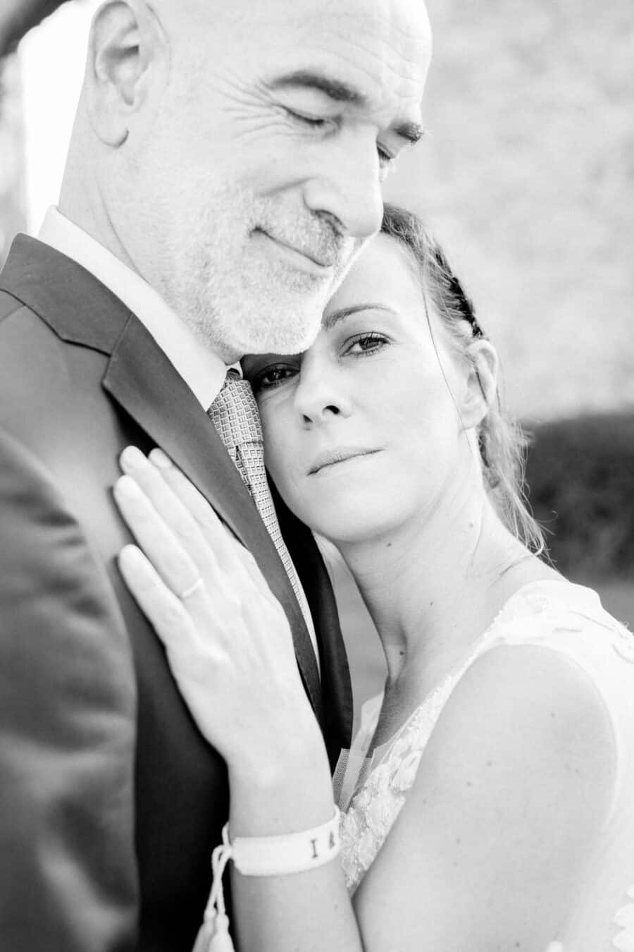 Émotion des mariés en noir et blanc, photographe mariage château Morbihan